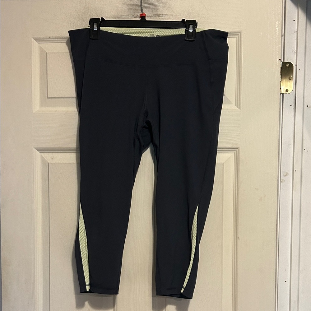 Old Navy Active Capri Length Leggings Size XL Gray